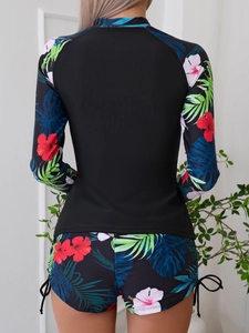 Détail du dos du bikini à manches longues avec imprimé tropical et coupe sportive