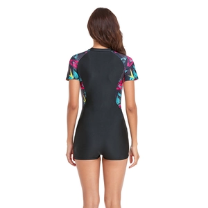 Vue arrière d'un maillot de bain une pièce à manches courtes avec motifs géométriques colorés