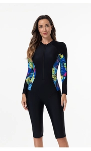 Détail du maillot de bain à manches longues avec imprimé palmier tropical et zip frontal