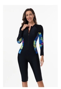 Vue détaillée d'un maillot de bain de surf à manches longues avec imprimé tropical et zip
