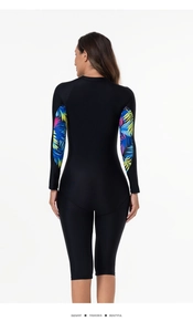 Vue arrière du maillot de bain manches longues noir avec motifs tropicaux sur les bras