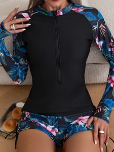Détail de rash guard pour femmes à manches longues avec imprimé floral tropical