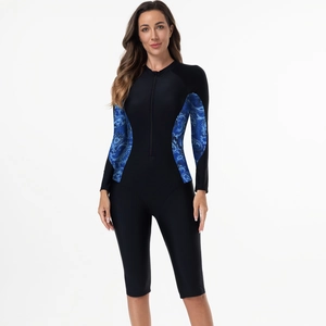 Détail d'un maillot de surf à manches longues avec motif paisley bleu et zip frontal