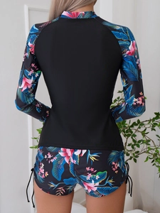 Vue arrière du maillot de bain à fleurs à manches longues avec bas bikini à cordon