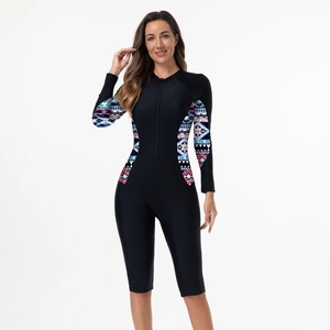 Détail d'une combinaison de surf pour femme avec motifs ethniques et zip sur le devant