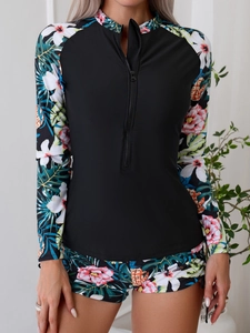 Vue de face du set rash guard à manches longues avec demi-zip et short à fleurs