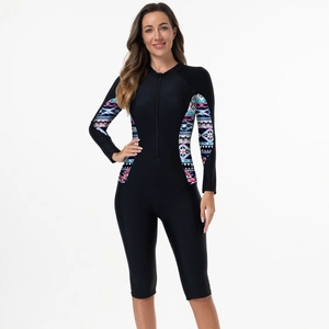 Détails du maillot de bain de surf à manches longues avec motifs géométriques et zip frontal