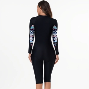 Vue arrière d'un maillot de bain noir à manches longues avec motifs géométriques ethniques
