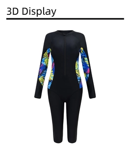 Détail du maillot de bain manches longues avec imprimé tropical et zip frontal