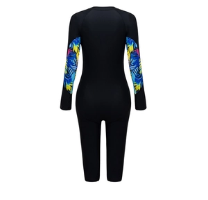 Détail d'un maillot de bain à manches longues avec motifs de feuilles tropicales