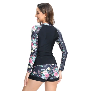Vue arrière du maillot de surf à manches longues avec imprimés floraux vifs et short assorti