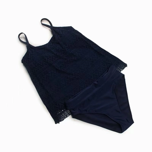 Détail d'un bikini taille haute bleu marine avec texture ajourée au crochet géométrique