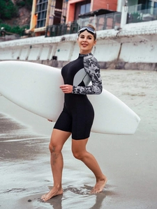 Dettaglio del costume da surf a maniche lunghe con stampa floreale e zip frontale