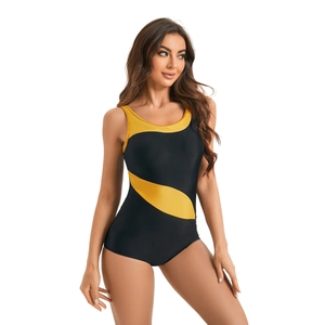 Détail du maillot de bain une pièce noir et jaune avec découpes sportives et design contrasté