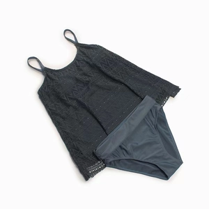 Détail du bikini taille haute gris foncé avec dentelle géométrique et fines bretelles