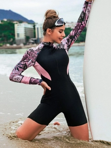 Dettaglio del costume da bagno da surf a maniche lunghe con stampa floreale e zip frontale