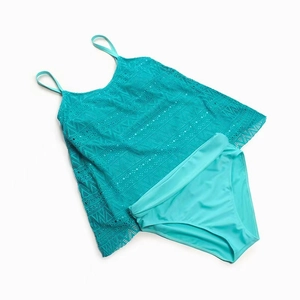 Détail d'un bikini en dentelle turquoise montrant la texture ajourée délicate