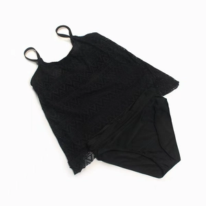 Détail d'un tankini noir avec dentelle au crochet en V et culotte de bain à taille haute