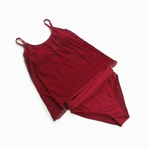 Détail d'un tankini au crochet bordeaux avec motifs évidés et bas de maillot uni