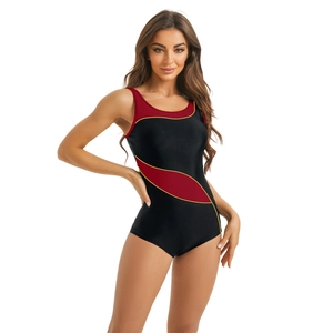 Détail d'un maillot de bain de sport avec empiècements bordeaux et liserés jaunes contrastants