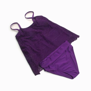 Détail d'un tankini violet foncé avec texture en dentelle crochetée et ourlet festonné élégant