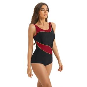Détail du maillot de bain sport avec panneaux bordeaux et accents de rayures jaunes