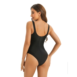 Vue arrière d'un maillot de bain noir une pièce avec dos en U et coupe de jambe haute