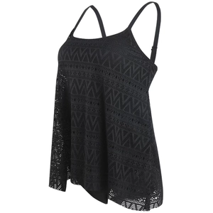 Détail du haut de tankini en dentelle crochetée noire avec motifs géométriques