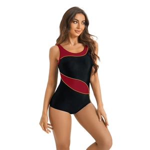 Détail d'un maillot de bain sport une pièce avec empiècements rouges et liserés jaunes