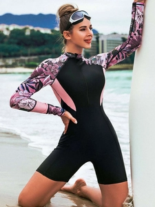 Dettaglio del costume da bagno a maniche lunghe con stampa floreale e zip frontale