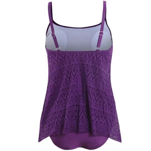 Détail du tankini en dentelle violette montrant le motif chevron et les bretelles