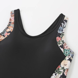 Détail de l'imprimé floral et du tissu élastique noir sur le maillot de sport