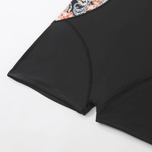 Gros plan des coutures renforcées et motifs floraux rétro sur tissu de maillot noir