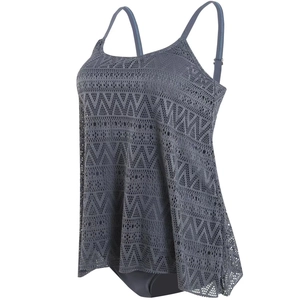 Détail de tankini bleu avec dentelle au crochet bohème et bretelles réglables
