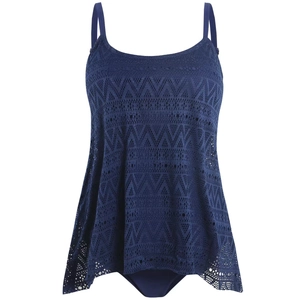 Détail du haut de tankini en dentelle crochet bleu marine avec motifs géométriques ajourés