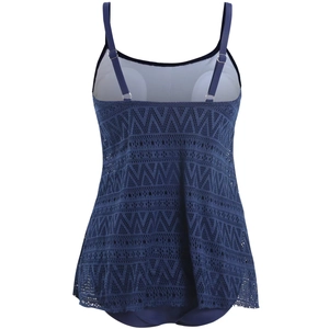 Détail du dos du tankini en dentelle bleu marine avec fines bretelles et ourlet évasé
