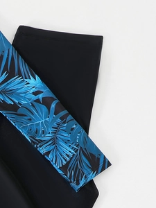 Détail couture maillot de bain avec tissu noir mat et motif imprimé feuilles de palmier