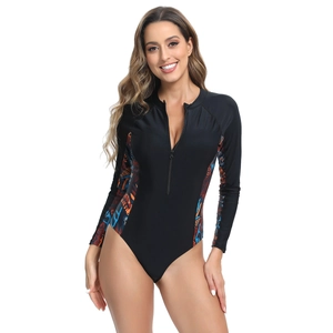 Détail d'un maillot de bain à manches longues avec imprimé floral et zip frontal