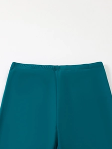 Détail du legging de bain taille haute bleu canard avec coutures plates pour un grand confort