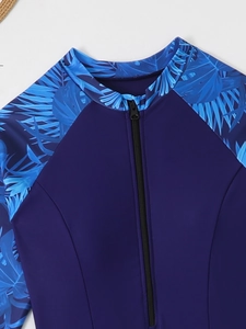 Détail du maillot de bain manches longues avec imprimé tropical et fermeture éclair avant