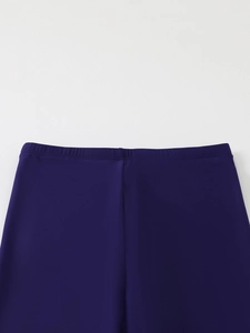 Détail de la taille haute élastique avec coutures renforcées sur un legging violet foncé