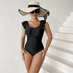 Dettaglio del costume intero nero con volant sulle spalle e profonda scollatura a U sexy