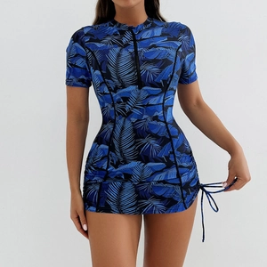 Détail du maillot de bain manches courtes avec imprimé palmier tropical et cordons latéraux