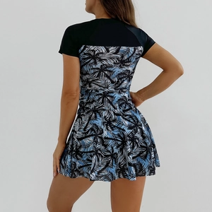 Vue arrière d'un ensemble tankini pour femmes avec imprimé palmier tropical et col noir