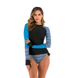 Détail du haut de bikini à manches longues avec imprimé tribal et passe-pouces