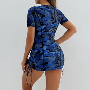 Détail du maillot de bain bleu à imprimé tropical avec cordon de serrage latéral et ruché