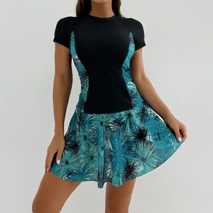 Gros plan détaillé d'une robe de bain extensible noire et turquoise à manches courtes