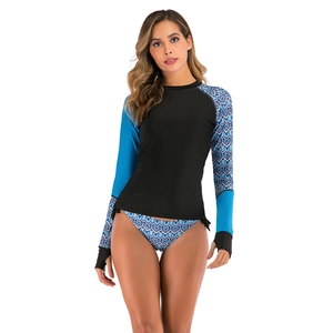 Détail du haut de bikini à manches longues avec trous pour les pouces et imprimé géométrique