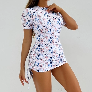 Détail d'un maillot de surf floral avec fermeture éclair frontale et cordons réglables