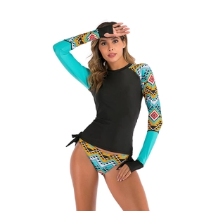 Détails du maillot de bain à manches longues imprimé avec motifs vifs et tissu technique